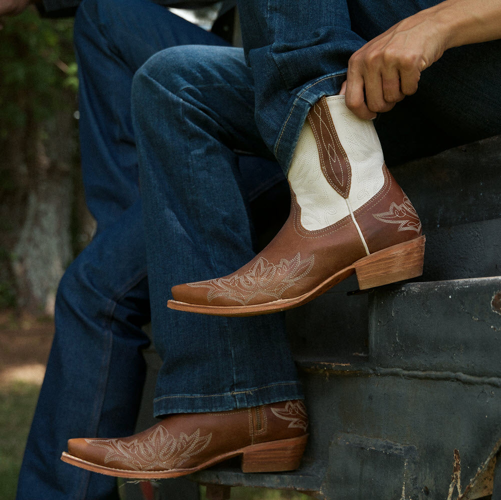 Saddle Tan/Ivory-WRANGLER Womens Myrtle Leather Snip-Toe Western Bootie